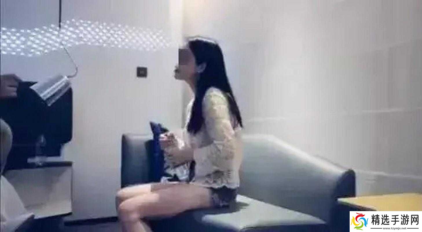 教练晚上带女学员练车