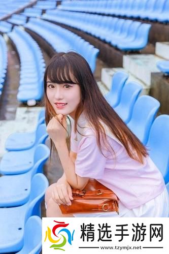 游泳馆里的两个教练孟月月教学引发关注