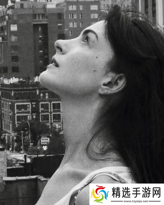 优雅！安妮·海瑟薇Vogue新**