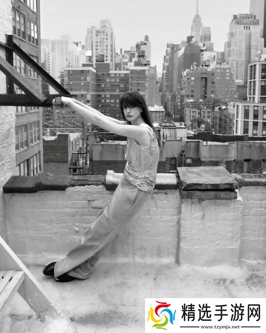 优雅！安妮·海瑟薇Vogue新**