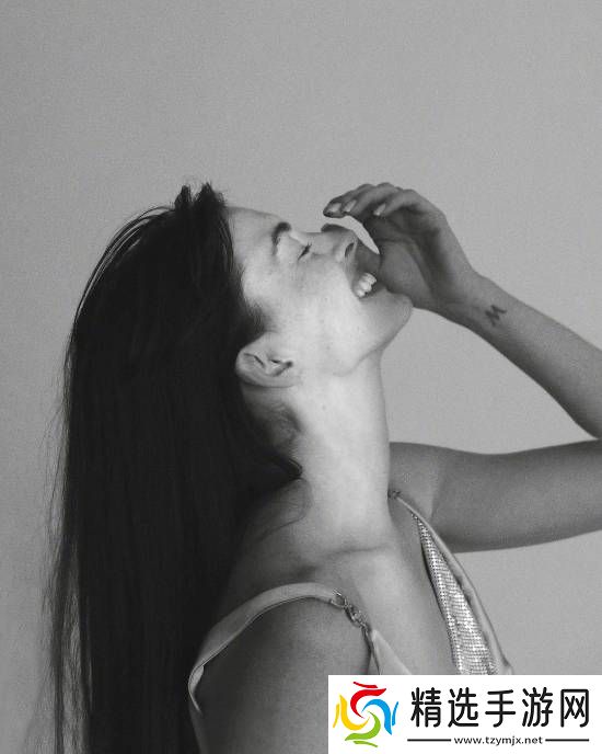 优雅！安妮·海瑟薇Vogue新**