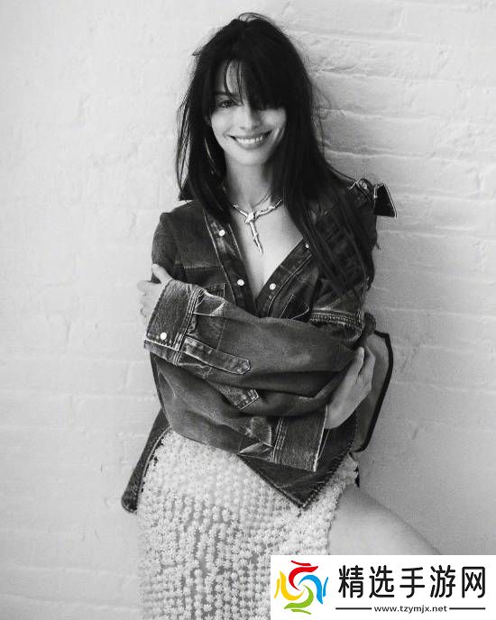 优雅！安妮·海瑟薇Vogue新**