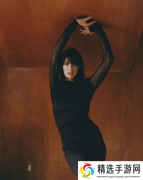 优雅！安妮·海瑟薇Vogue新**