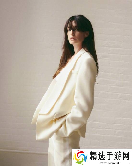 优雅！安妮·海瑟薇Vogue新**