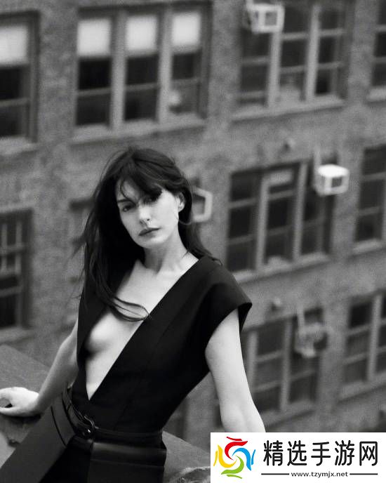 优雅！安妮·海瑟薇Vogue新**