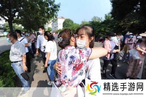 两个妈妈陪孩子高考怀孕