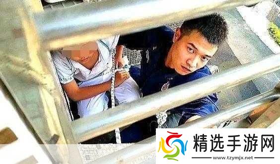 我和闺蜜在公交被八个人挤倒