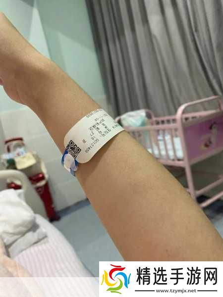 站在公交车里抓着摇曳的手环