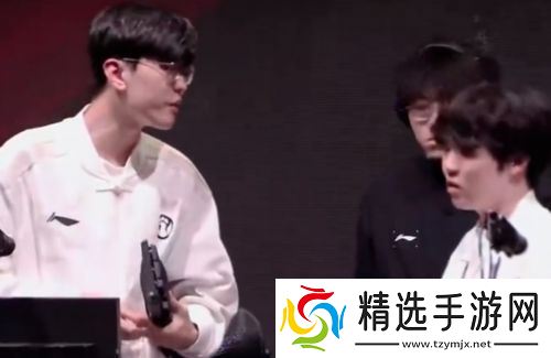 LPL现场女粉殴打工作人员,曾攻击帽子叔叔,被强行拉走永久禁止观赛