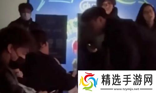 LPL现场女粉殴打工作人员,曾攻击帽子叔叔,被强行拉走永久禁止观赛