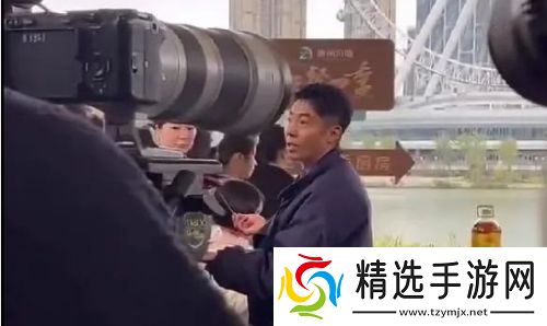 撒贝宁与王鸥现身福州，众明星齐聚太热闹，现场吃地道美食直夸赞