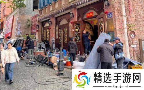 撒贝宁与王鸥现身福州，众明星齐聚太热闹，现场吃地道美食直夸赞