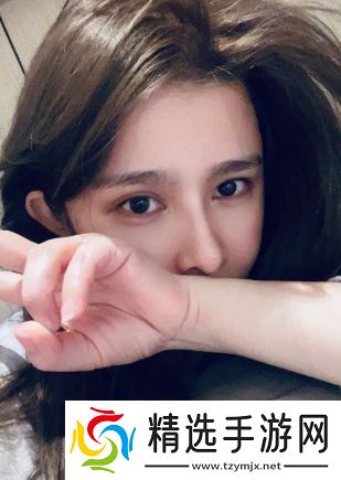 美女主播直播间展示演技，哭诉自己儿时遭遇，称穷怕了希望大家打赏