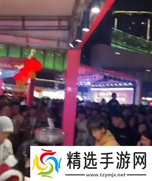 狗头萝莉元宵卖饼太火热，现场围满了人，大量粉丝称排了好久买不到