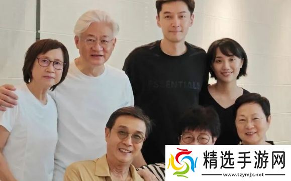 42岁胡歌罕见秀恩爱，晒与妻子合照，互动亲密太幸福，好有夫妻相