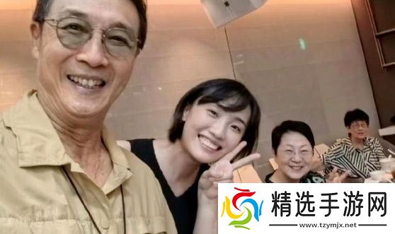 42岁胡歌罕见秀恩爱，晒与妻子合照，互动亲密太幸福，好有夫妻相