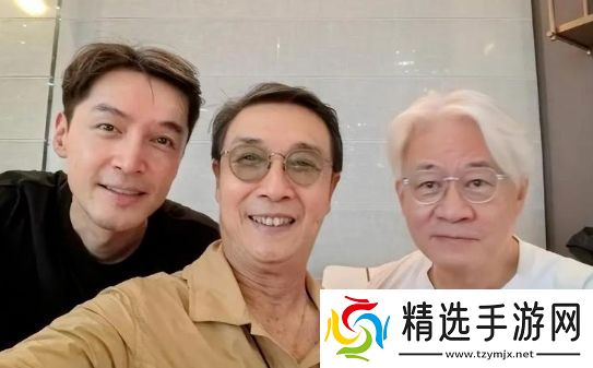 42岁胡歌罕见秀恩爱，晒与妻子合照，互动亲密太幸福，好有夫妻相