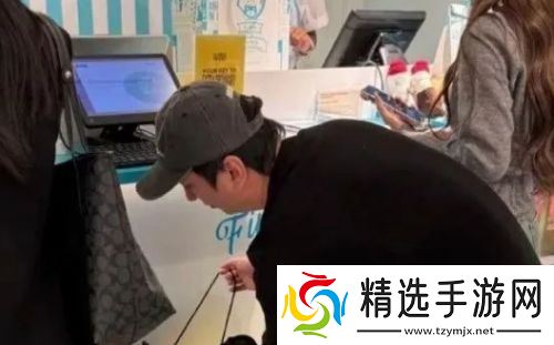 王思聪再度官宣新女友,21岁美女身材太好,街头互动撒糖十分甜蜜