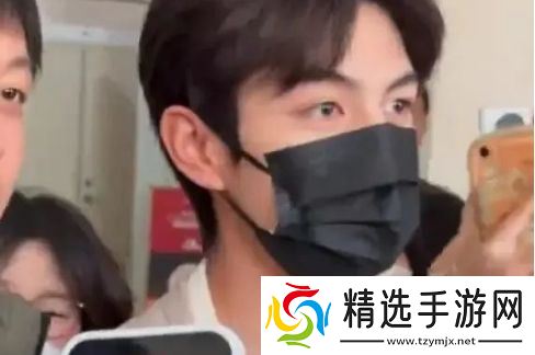 赵一博首次公开露面，大方承认恋情进展，粉丝态度瞬间两极分化