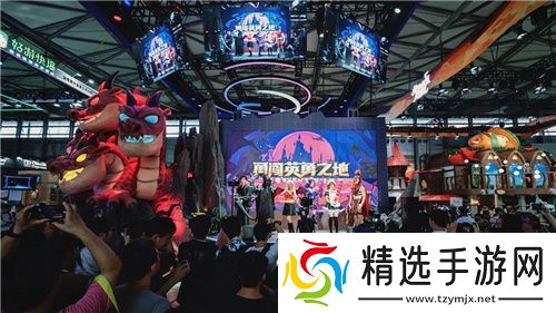 巨大魔龙吸引玩家排队，这款联机游戏真就那么值得试玩？