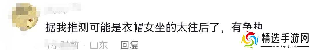 坏透了！女子用勺舀螺蛳粉汤，倒进邻座女子衣服帽子里，网友炸锅