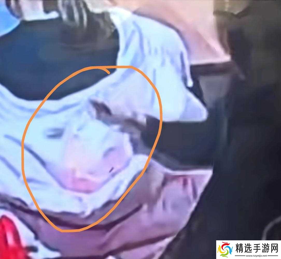 坏透了！女子用勺舀螺蛳粉汤，倒进邻座女子衣服帽子里，网友炸锅