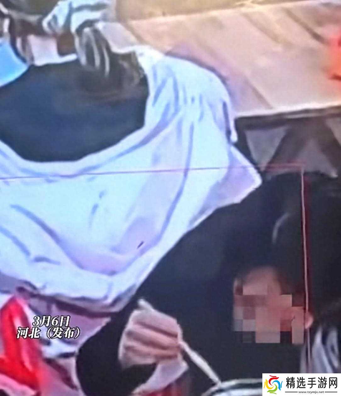 坏透了！女子用勺舀螺蛳粉汤，倒进邻座女子衣服帽子里，网友炸锅